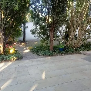 Petite Maison Avec Jardin Calme , Le Thor France